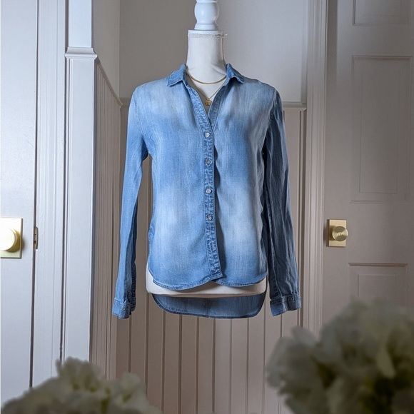 Anthropologie Tops - Anthropologie Cloth & Stone Light Blue Chambray Button Down Shirt XS